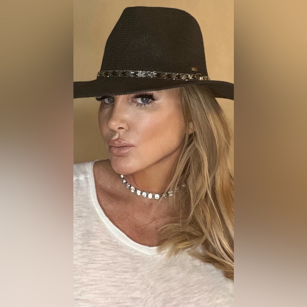 Beautiful choker with Swarovski crystals that go all the around! - Picture 6 of 10